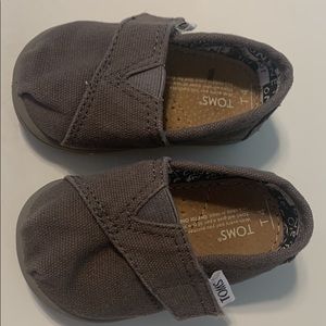 Toms baby shoes size 4